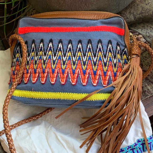 EUC🔥AUTHENTIC TORY BURCH linen/braided leather zip top crossbody with tassels - Picture 4 of 14